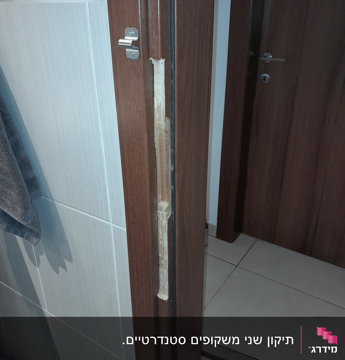 משקוף דלת עץ עם מנעול שבור ותיקון גלוי